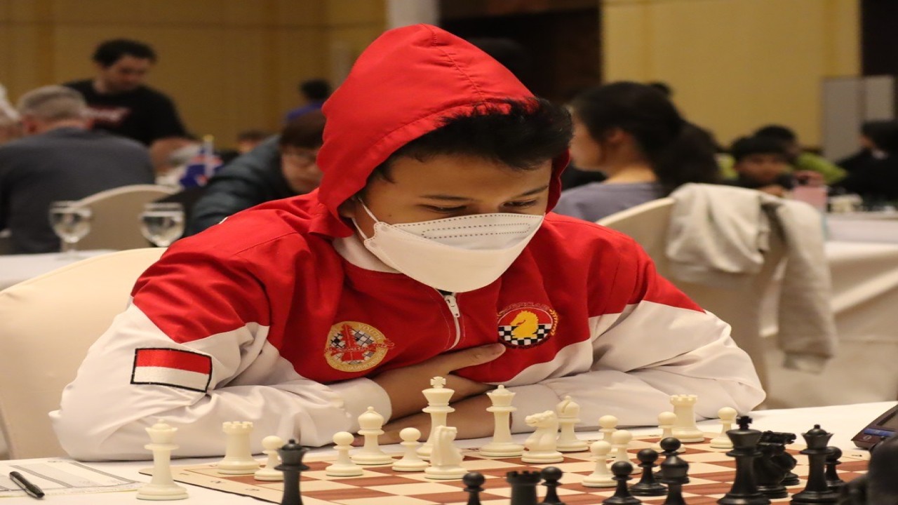 阿迪亚·巴古斯·阿尔凡凭借鲍比·费舍尔的主打招式，在2024年曼谷国际象棋公开赛第二轮中轻松获胜
